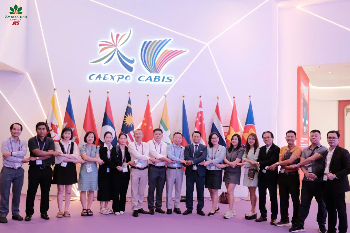 Đại diện K5 chụp ảnh lưu niệm tại hội trường hội chợ Caexpo 2025.