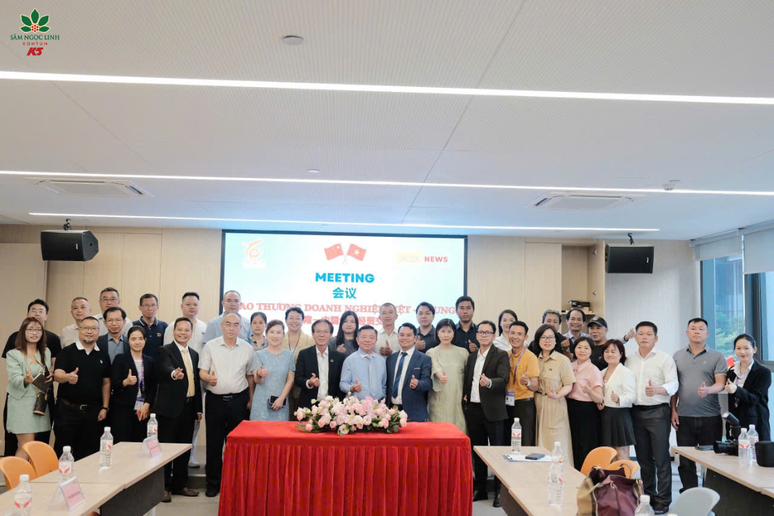 Đại diện Sâm Ngọc Linh K5 chụp ảnh lưu niệm tại hội thảo CAEXPO 2025.