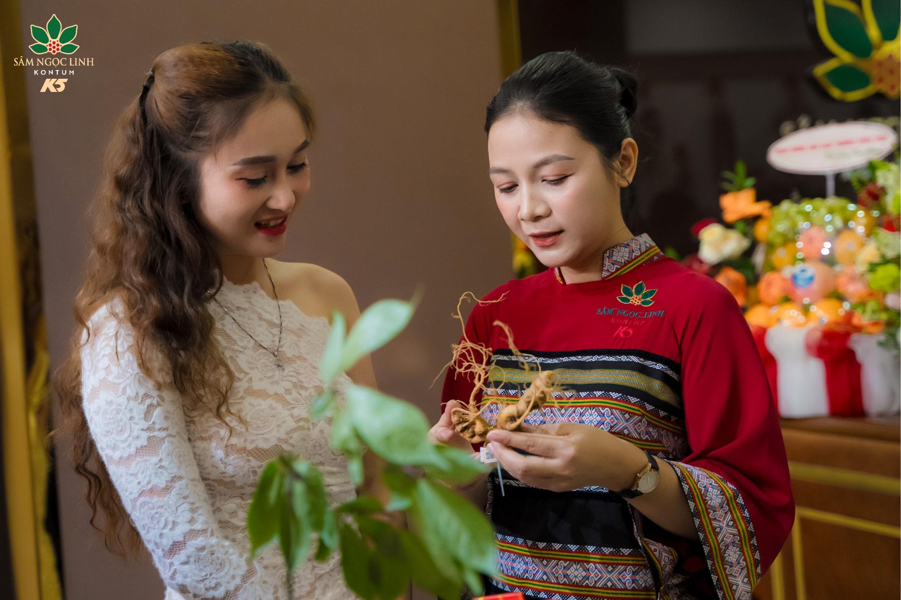 Khách mời tham dự ngày khai trương showroom.