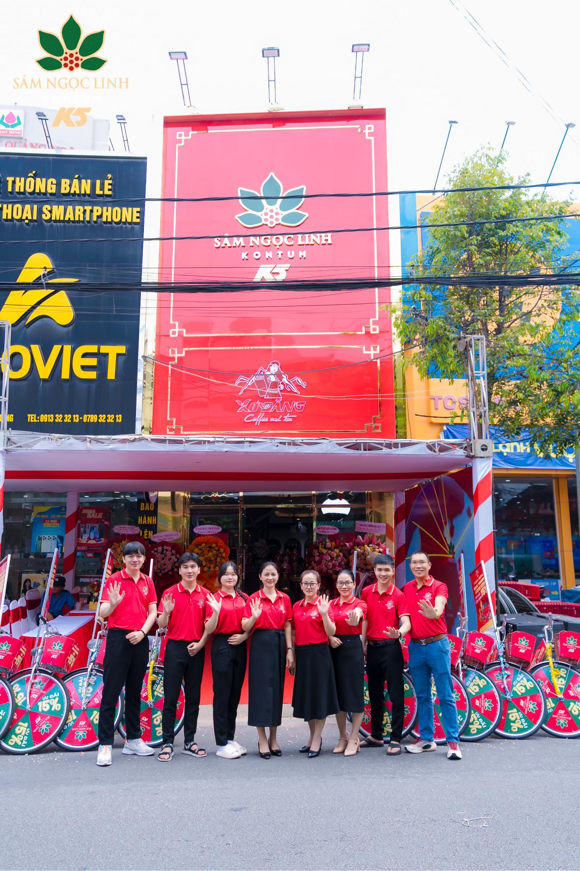 Không gian bên ngoài showroom.
