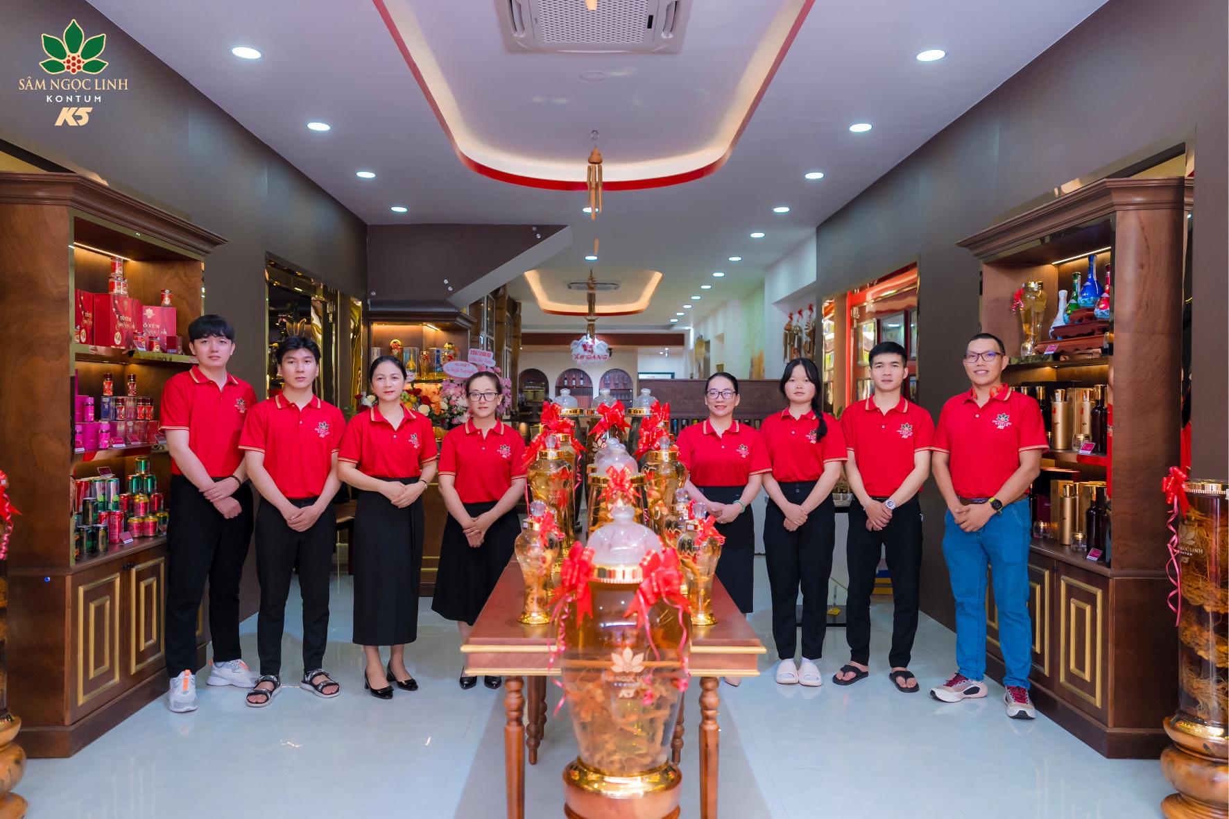 Nhân viên K5 chụp ảnh bên trong showroom.