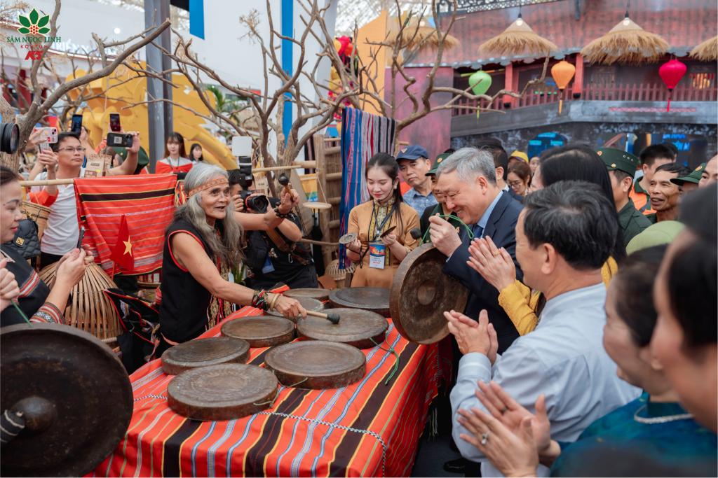 Phó thủ tướng Thường trực Chính phủ Nguyễn Hòa Bình giao lưu cồng chiêng cùng nghệ nhân A Biu tại không gian triển lãm.