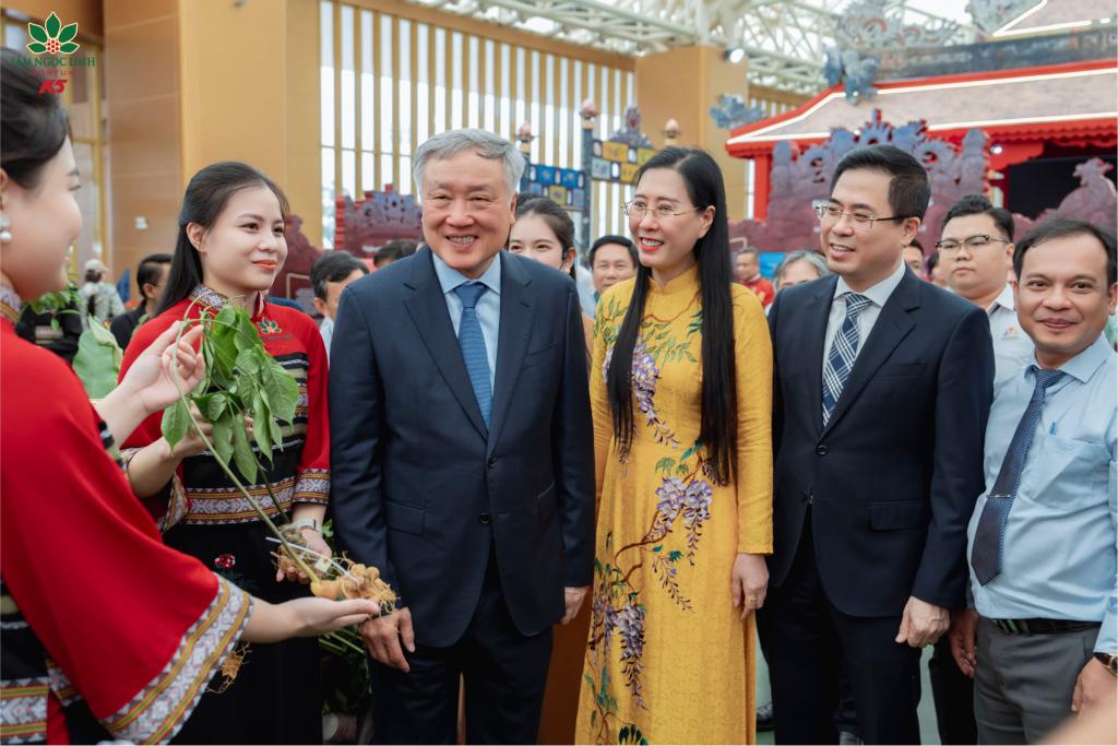 Phó thủ tướng Thường trực Chính phủ Nguyễn Hòa Bình thăm “vườn sâm Ngọc Linh” thu nhỏ giữa không gian triển lãm.