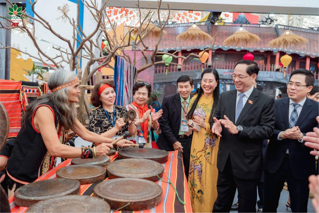 Thượng tướng Trần Quang Phương (áo vest đen đứng giữa), Phó chủ tịch Quốc hội giao lưu, thưởng thức giai điệu cồng chiêng trong không gian triển lãm sáng 28/8.