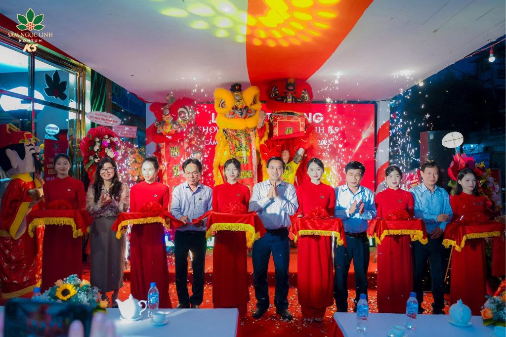 Đại diện K5 cùng quản lý showroom Quảng Ngãi cắt băng mừng khai trương.