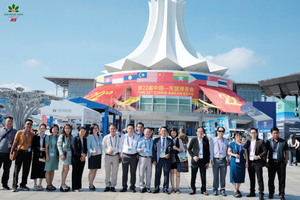 Đại diện Sâm Ngọc Linh K5 chụp ảnh lưu niệm tại hội chợ CAEXPO 2025.