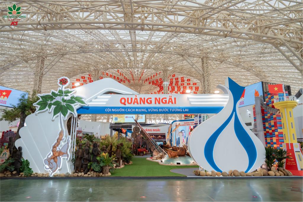 Triển lãm 'Quảng Ngãi - Cội nguồn Cách mạng, vững bước tương lai' hấp dẫn du khách