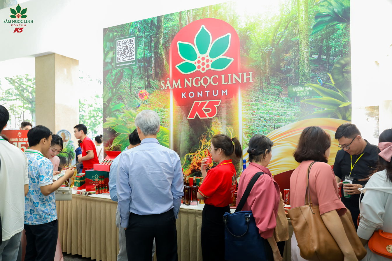Các đại biểu tham quan và thưởng thức sản phẩm sâm Ngọc Linh tại gian hàng K5.