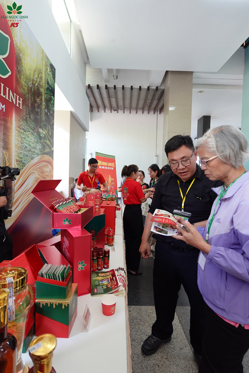 Đại biểu đến tham quan và nghe tư vấn về các sản phẩm sâm Ngọc Linh.