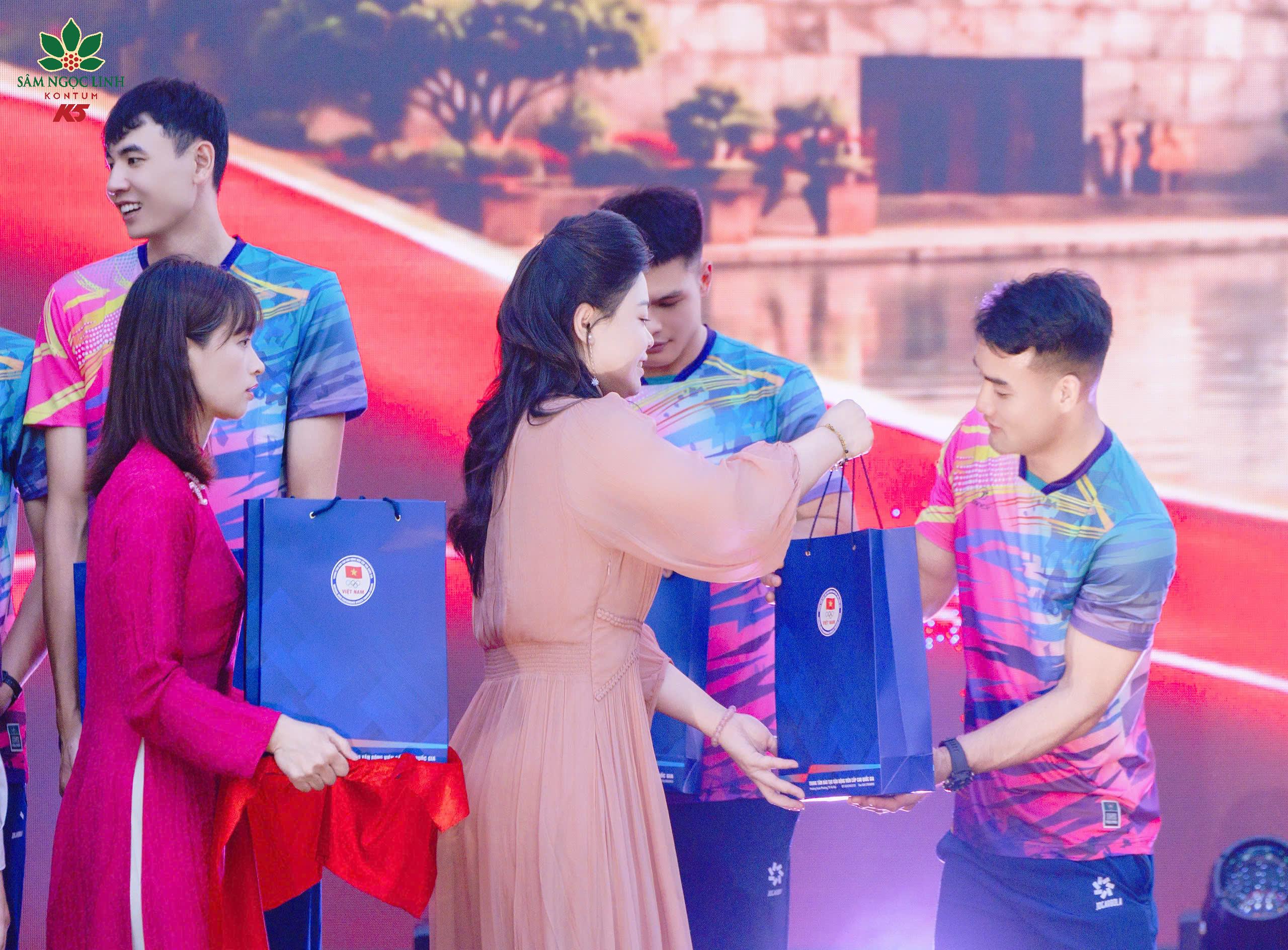 Đại diện Vingin tặng quà cho các VĐV Việt Nam.