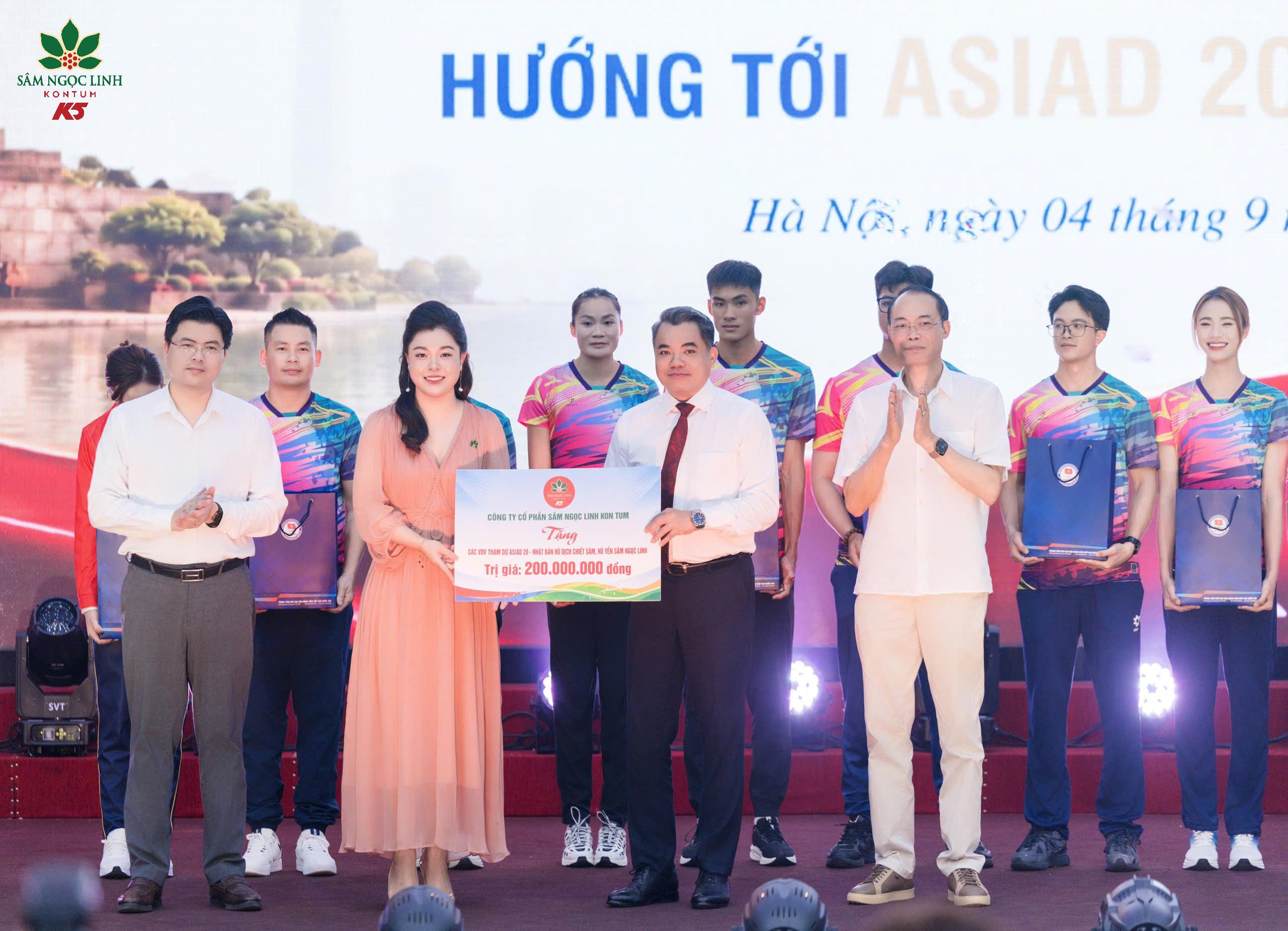 Đại diện Vingin trao bảng tài trợ gói sản phẩm trị giá 200 triệu đồng đến đại diện Đoàn thể thao Việt Nam.