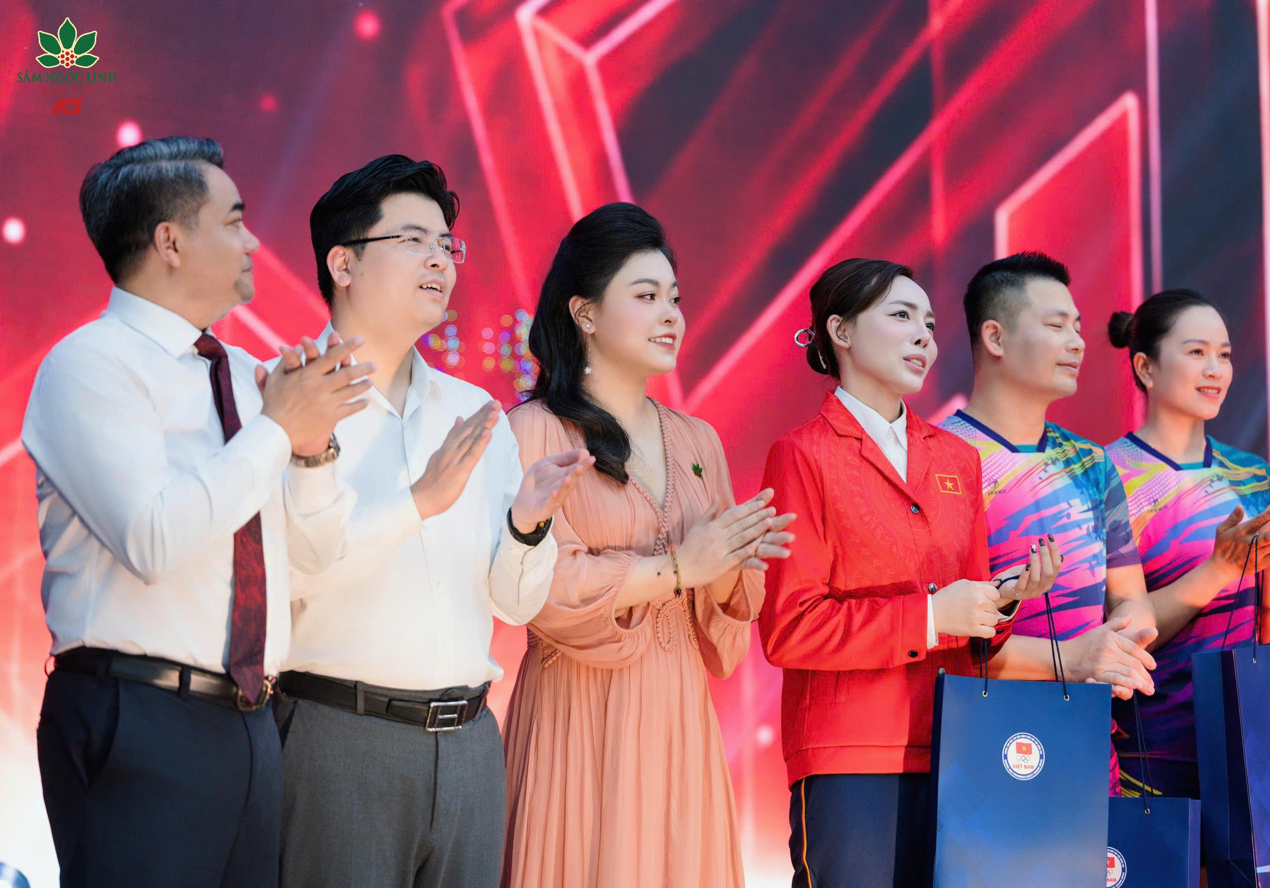 Đại diện Vingin chụp ảnh lưu niệm cùng các VĐV.