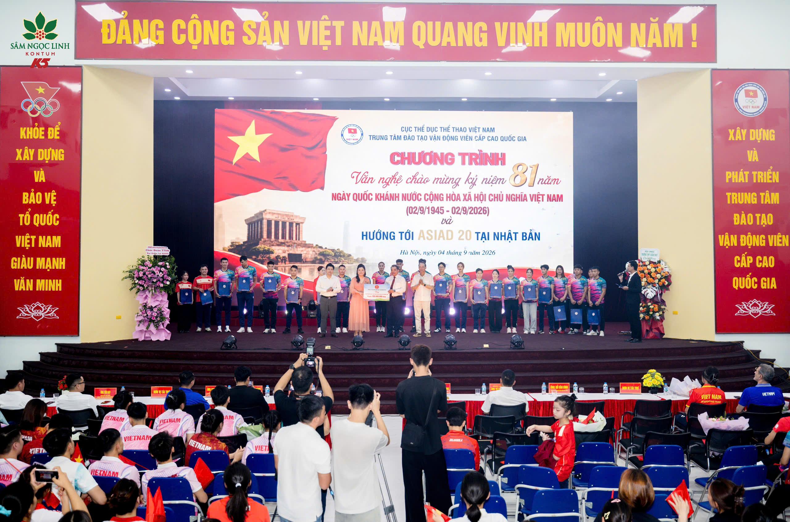 Khung cảnh sự kiện văn nghệ chào mừng.