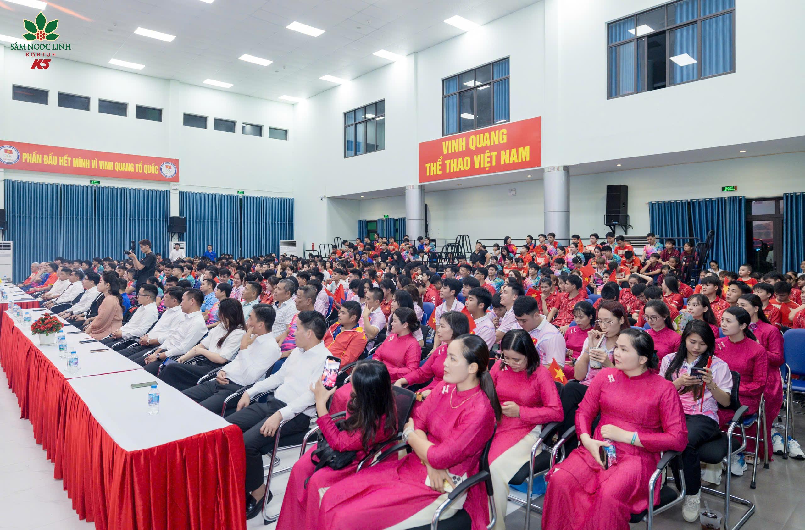 Một góc hội trường phía khán đài diễn ra sự kiện chào mừng.